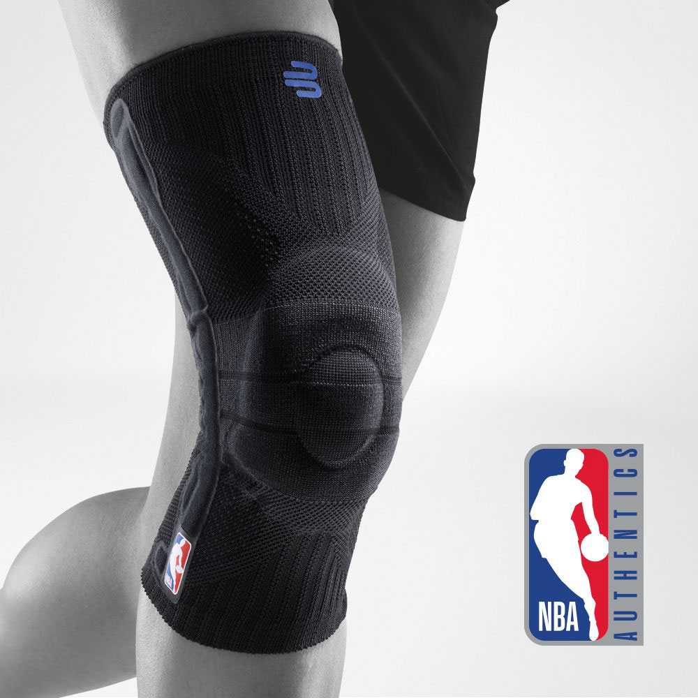 Kniebandage NBA schwarz Vorderansicht schräg Komplettansicht der schwarzen Knee Support NBA am stilisierten grauen Körper mit zusätzlichem NBA Logo im Bild