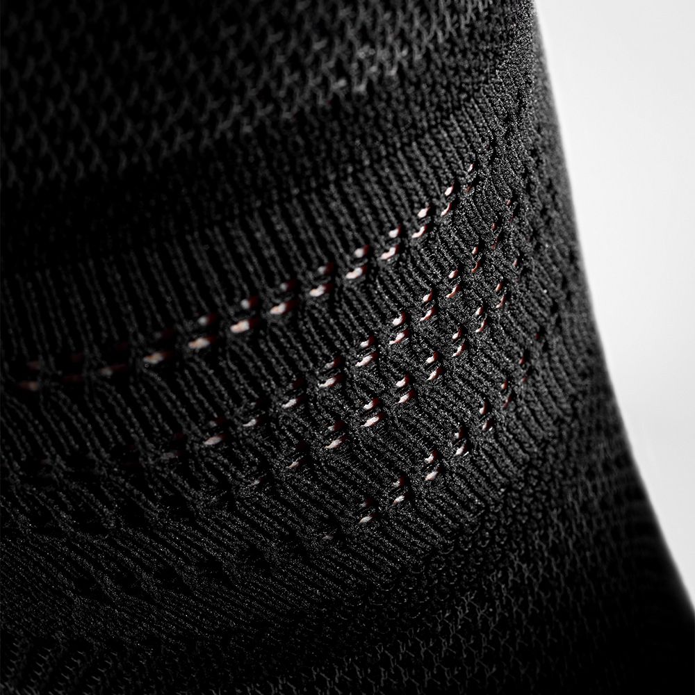 Detailansicht des atmungsaktiven Gestricks in der Kniekkehle der schwarzen Kniebandage für den Sport NBA Version