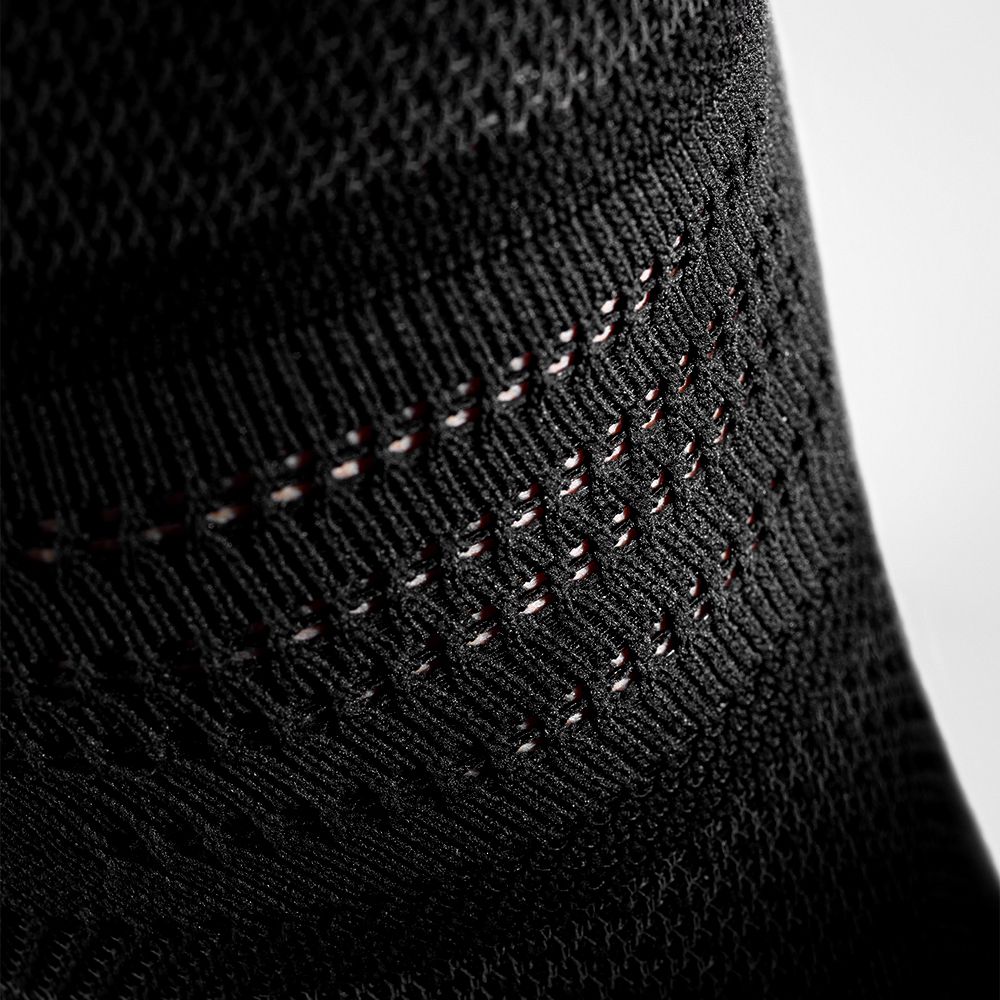 Kniebandage NBA schwarz Detail Gestrick Detailansicht des atmungsaktiven Gestricks in der Kniekkehle der schwarzen Kniebandage für den Sport NBA Version