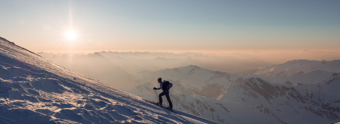 Skitouring Gänger erklimmt auf seinen Touringski den Berg