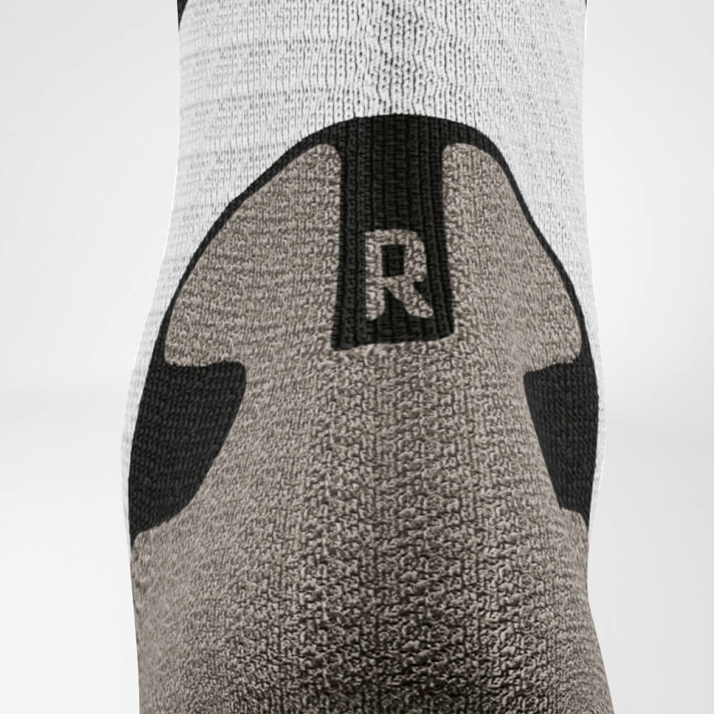 Detailansicht des Achillessehenbereiches der schwarz-weissen Trailrun - Laufsocken