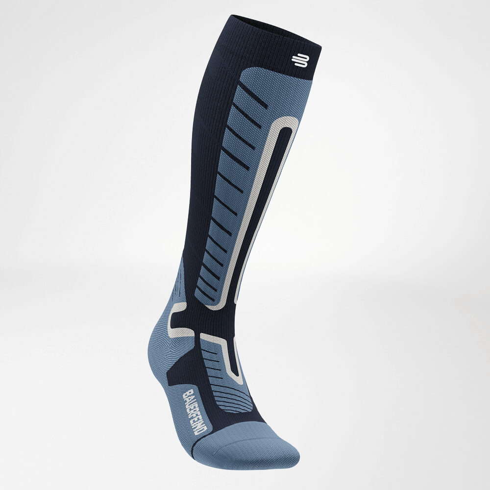 Seitenansicht einer blauen Ski-Kompressionssocke mit verstärkten Zonen für mehr Stabilität und Komfort. Entwickelt für maximale Leistung beim Skifahren.