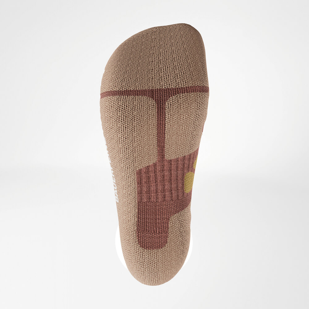Unterseite einer Outdoor-Socke in Coral und Grau, die spezielle Polsterung und Haltbarkeit im Sohlenbereich zeigt.
