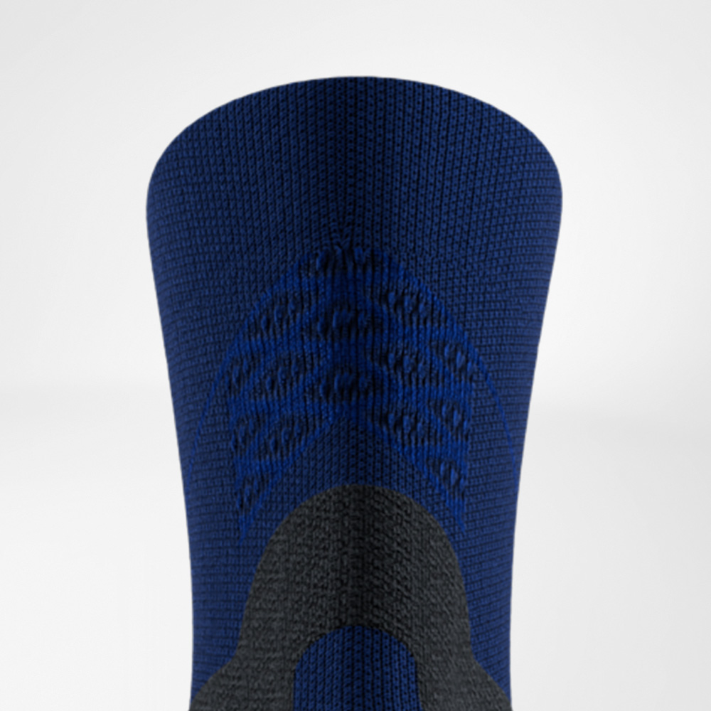 Detailaufnahme der Run Performance Midcut Socks in Navy mit schwarzem Bereich. Deutlich zu erkennen sind die eingearbeiteten 3D-Dots am Schaft, die für gezielte Belüftung und Stabilität sorgen.