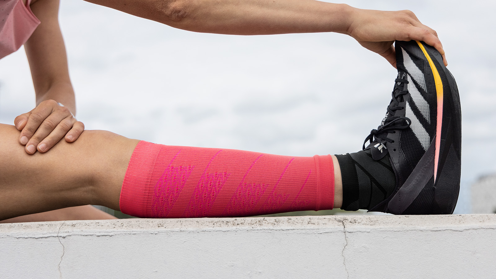 Wadendehnung mit langen Laufsocken in pink