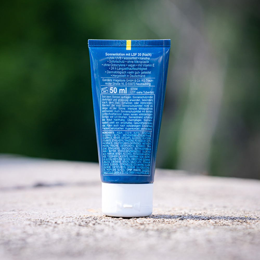 Bauerfeind Sports Sonnenschutz, 50 ml, Rückansicht, mit LSF 30 (hoch), wasserfest, vegan, ohne Mikroplastik und dermatologisch getestet Das Bild zeigt die Rückansicht einer 50 ml Tube Bauerfeind Sports Sonnenschutz mit LSF 30. Der Text auf der Verpackung informiert darüber, dass die Sonnencreme wasserfest, vegan, frei von Mikroplastik und dermatologisch getestet ist.