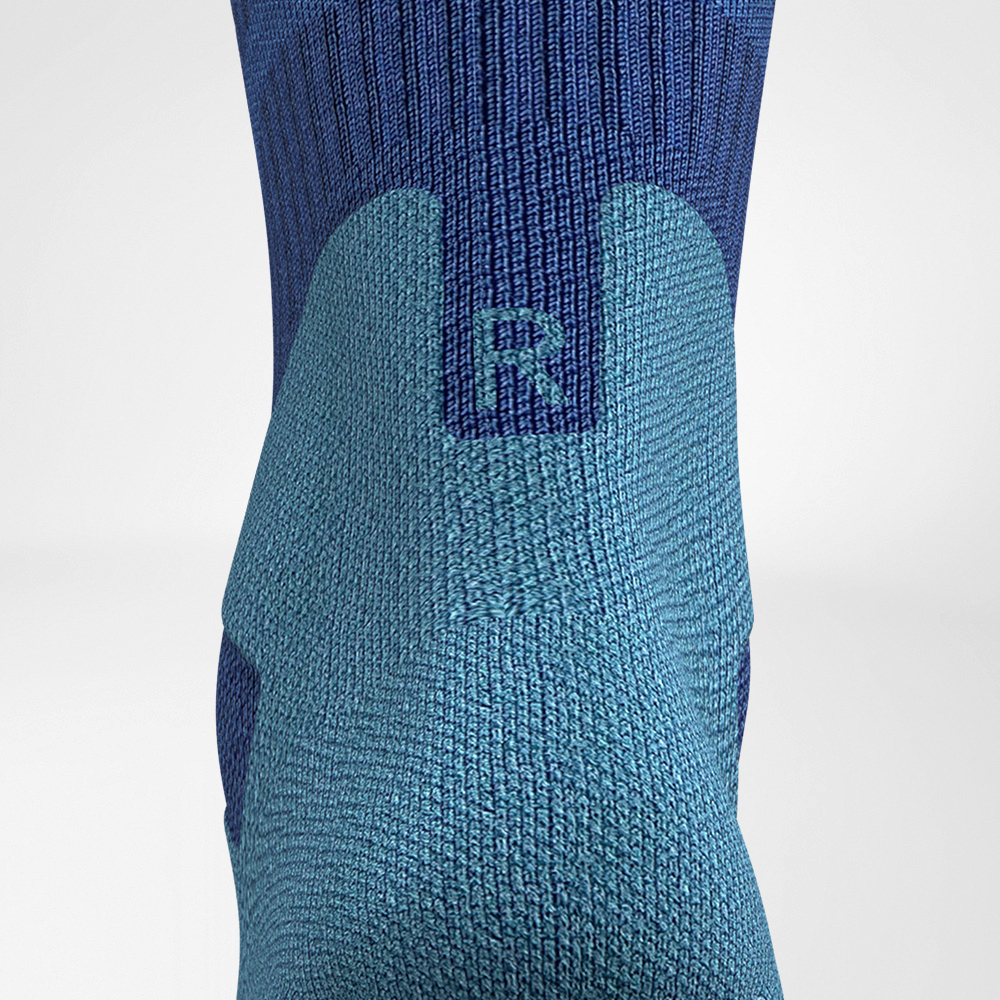 Mittellange Merino-Wandersocken hellblau Detail Achilles Comfort Detailaufnahme der Achilles Comfort Zone der dunkelblauen mittellangen Merino - Wandersocken