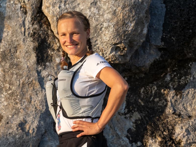 Hahner: Trailrunning im Blut Hahner post vor einer Felswand