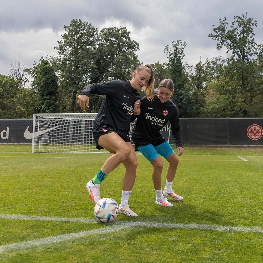 Sprunggelenke schützen beim Kicken - mit unserer Ankle Support Frau trägt Sports Ankle Support in rivera bei einem Zweikampf auf einem Rasenplatz