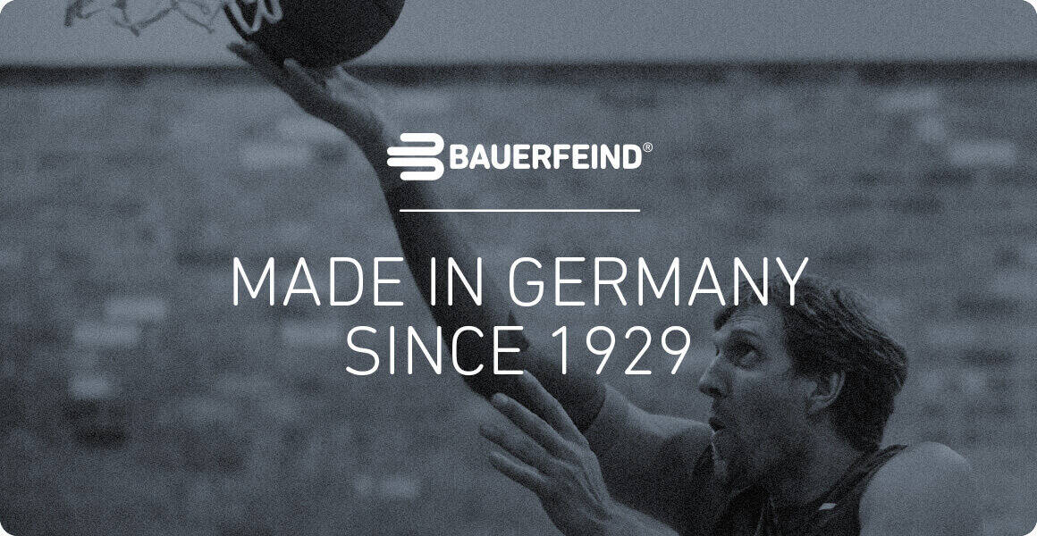 Dirk Nowitzki beim Korbleger in schwarz-weiß	 darüber das Bauerfeind-Logo und der Text "Made in Germany since 1929"