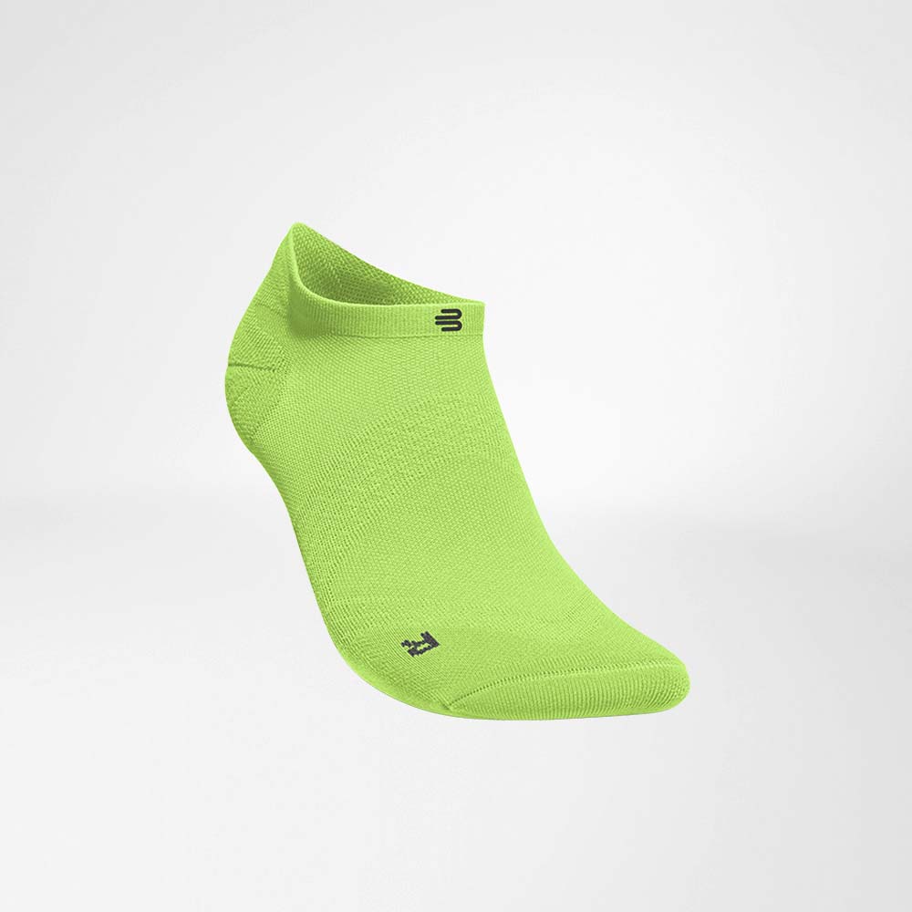 Kurze Sportsocken ultraleicht limegreen Vorderansicht schräg Seitliche Vorderansicht der grünen kurzen leichten Laufsocke
