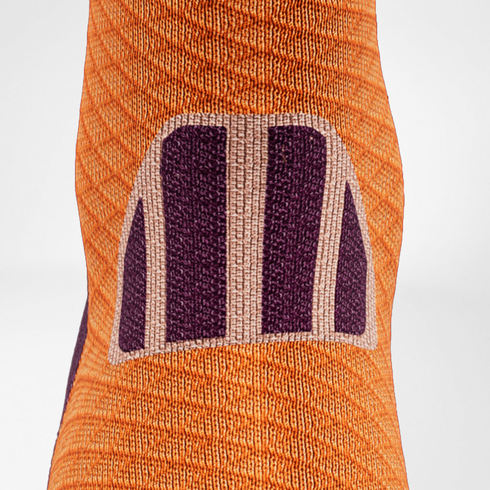 Trailrun-Laufsocken lila-orange Detail Achilles Comfort Detailansicht des Achillessehenbereiches der lila-orangen Trailrun - Laufsocken
