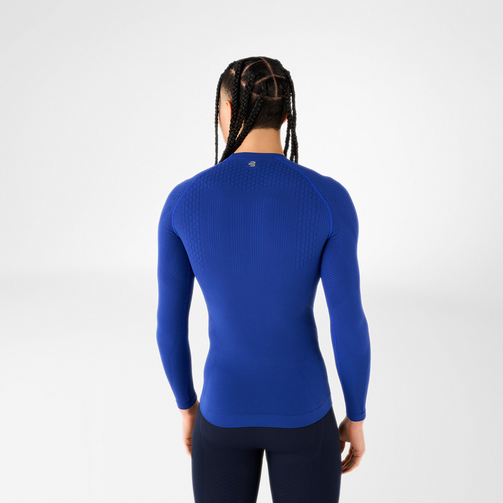 Rückansicht eines Mannes in einem blauen, eng anliegenden Langarmshirt mit strukturiertem Design