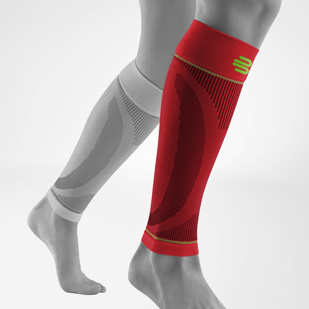 Komplettansicht der roten Unterschenkel Sport Sleeves am stilisierten grauen Bein