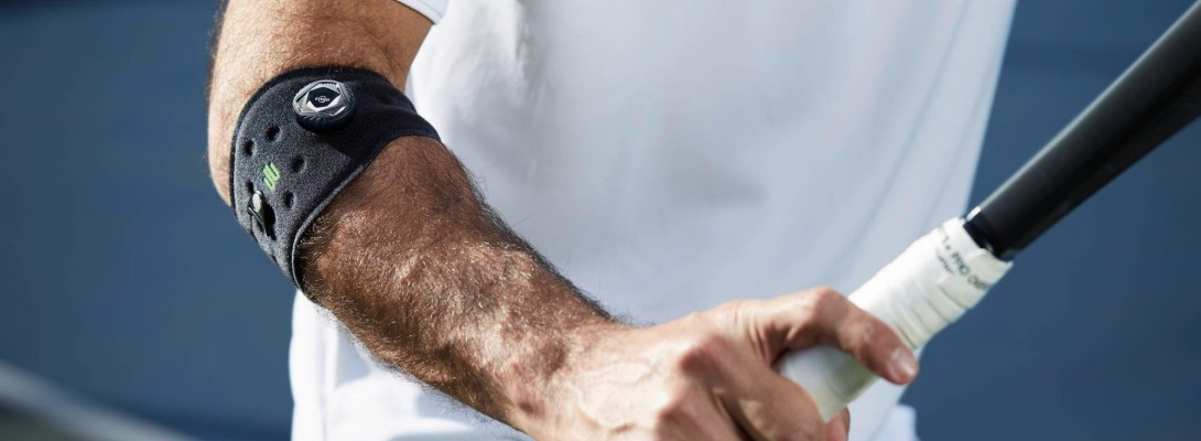 Tennisspieler der eine Ellenbogenspange zur Entlastung bei Tennisellenbogen trägt