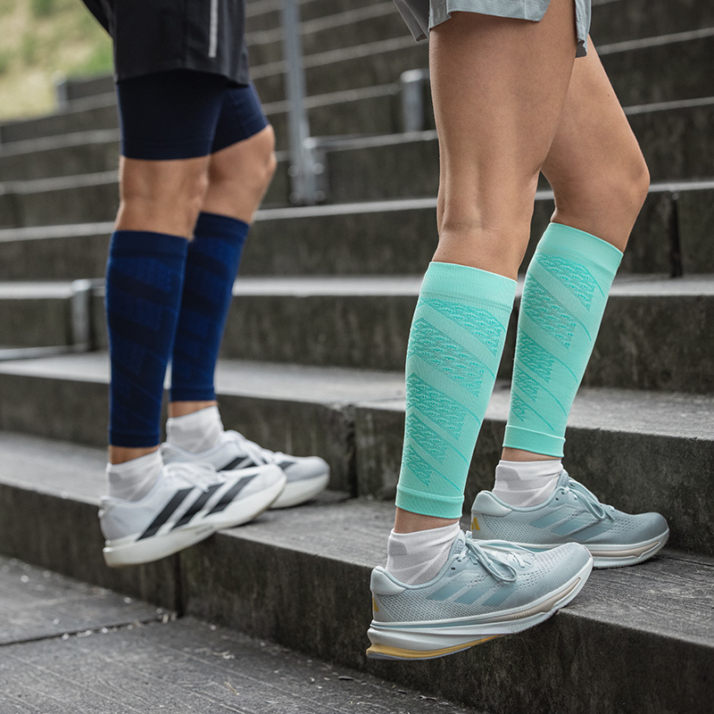 Nahaufnahme von bunten Laufsocken am Körper in einem urbanen Umfeld