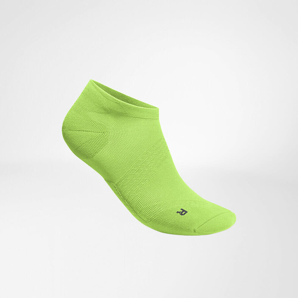 Kurze Sportsocken ultraleicht grün Seitenansicht Seitliche Komplettansicht der grünen kurzen leichten Laufsocke