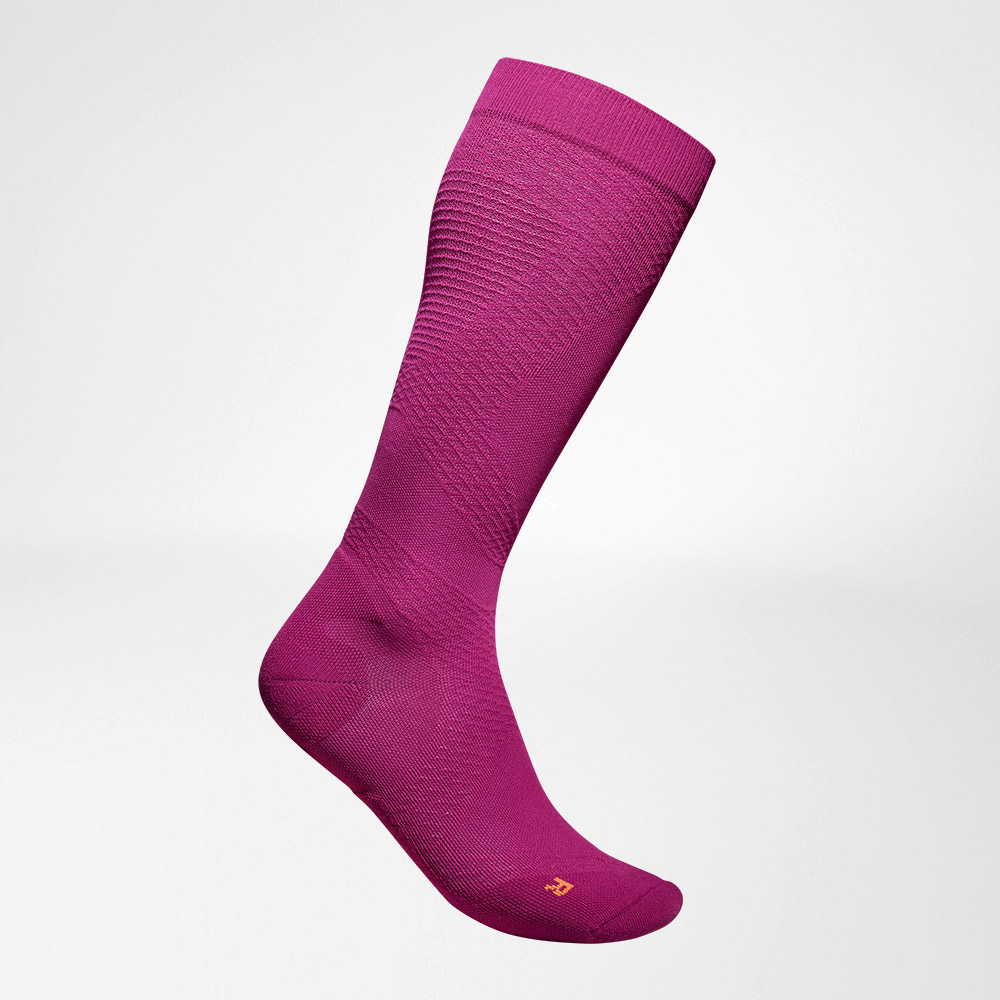 Kompressionssocken Sport ultraleicht berry Seitenansicht Seitliche Komplettansicht des berryfarbenen	 luftig gestrickten Kompressionsstsocksfes zum Laufen
