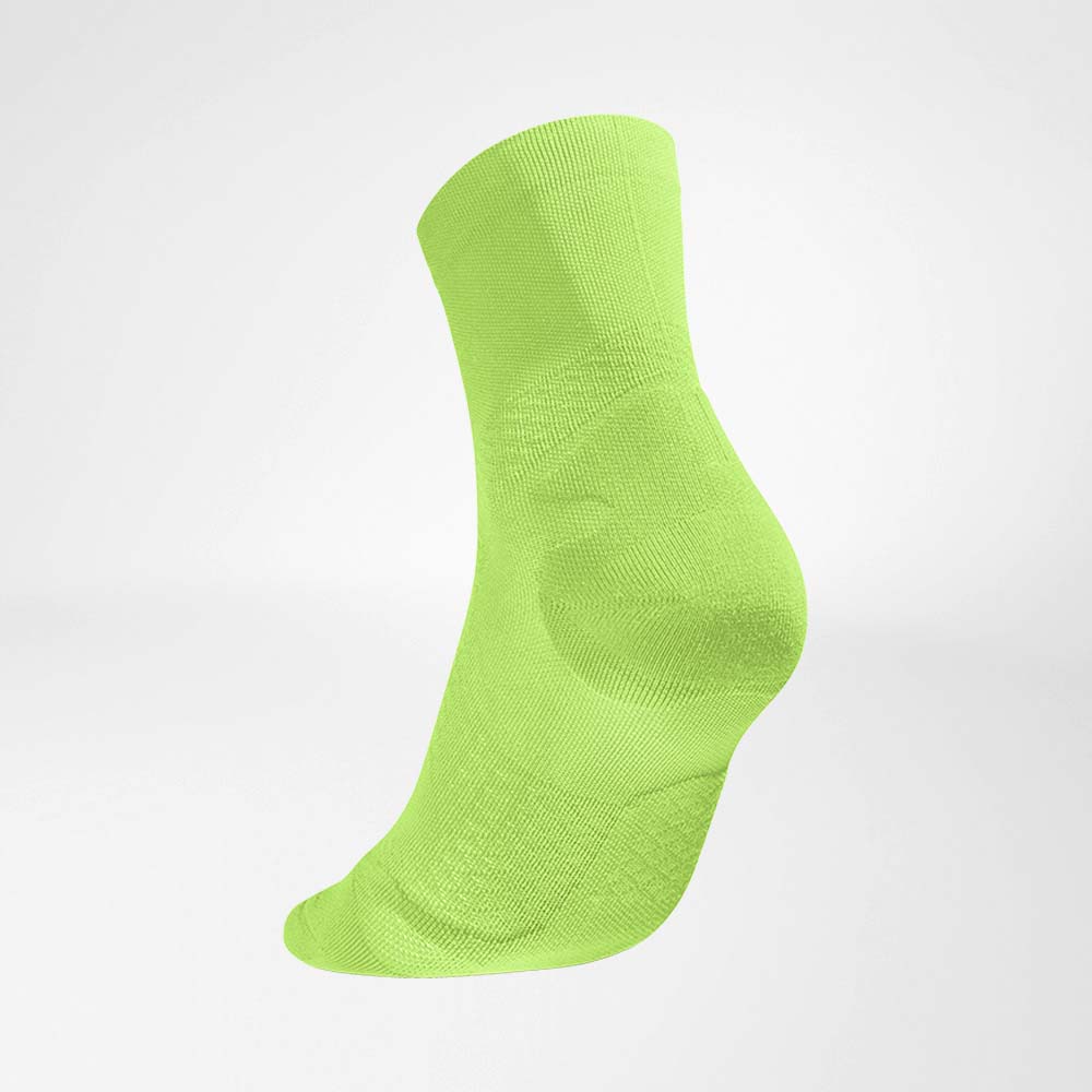 Seitliche Rückansicht der grünen mittellangen luftig gestrickten Laufsocken