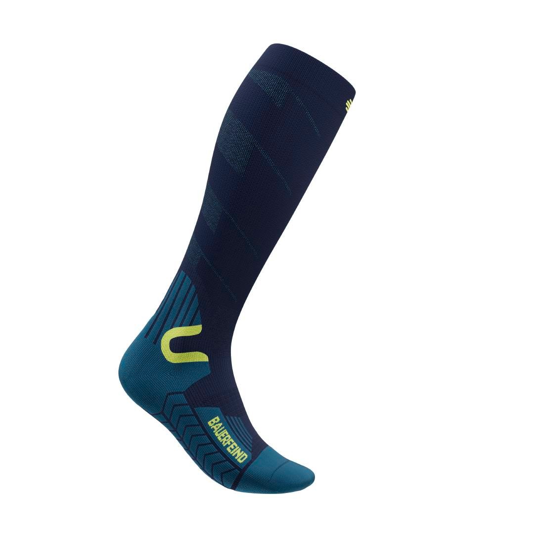 Blaue Ski-Socken vor weißem Hintergrund