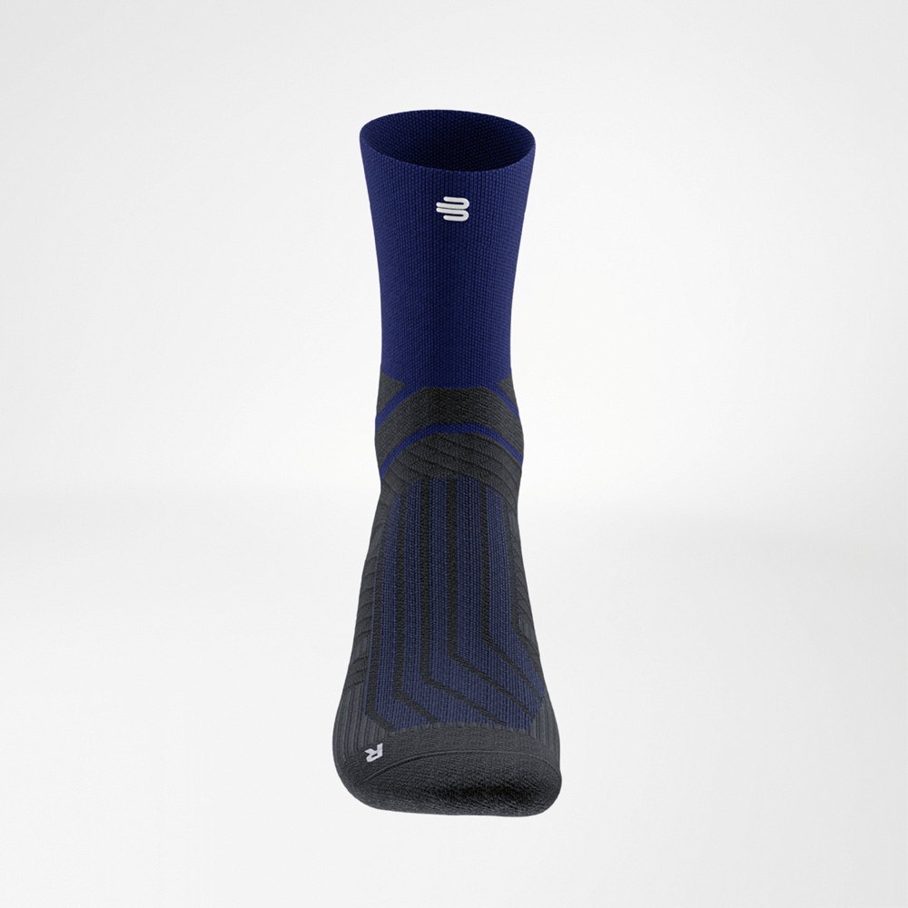 Vorderansicht der Run Performance Midcut Socks in Blau, mit schwarzem Fußbereich und gezielten Funktionszonen für Support und Komfort beim Laufen.