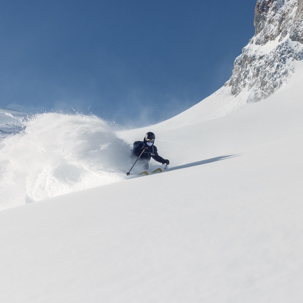 Merino Skisocken beim Alpine Ski Skifahrer im Pulverschnee  bei Abfahrtsski