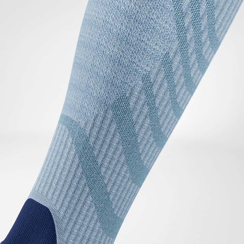 Merino-Wandersocken hellblau Detail Compression Zones Detailansicht des Wadenbereiches der Merino-Wandersocken in hellblau