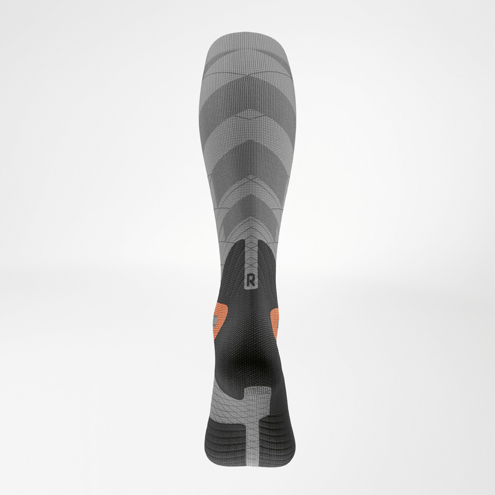 Rückansicht mit stabilisierendem Design Rückansicht der Ski Kompressionssocke für Damen, mit stabilisierendem Schaftdesign und anatomisch markierter Rechts-/Links-Kennung.