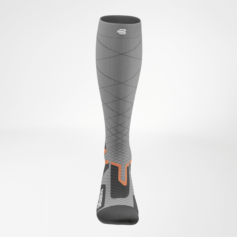 Frontansicht der Damen-Skiperformance-Socke Frontale Ansicht der grauen Ski Performance Socke für Damen mit funktionalem Kompressionsverlauf und zentralem Bauerfeind-Logo.