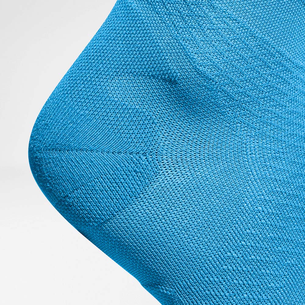 Detailansicht der Fersenschutzzone der mittellangen luftig gestrickten blauen Laufsocken
