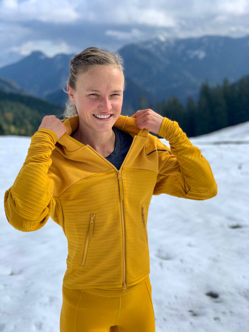 Anna Hahner in einem gelben Anzug in winterlicher Landschaft