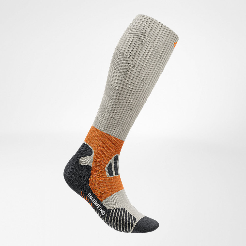 Trailrun-Laufsocken grau-orange Vorderansicht schräg Seitliche Vorderansicht der grau-orangen Trailrun - Laufsocken