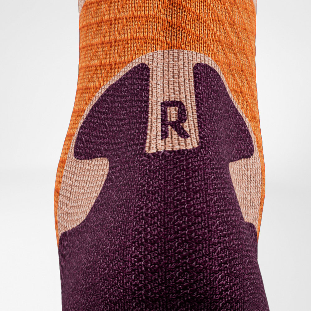Trailrun-Laufsocken lila-orange Detail Comfort Zone Detailansicht des Achillessehenbereiches der lila-orangen Trailrun - Laufsocken
