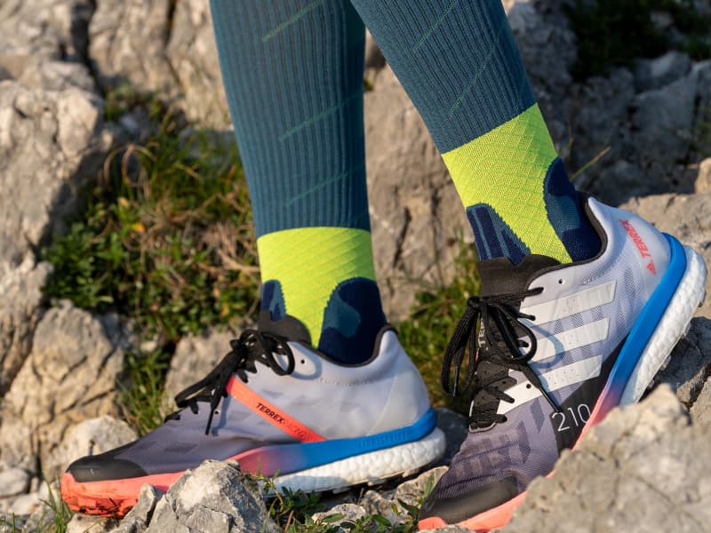 Trail Run Compression Socks in Aktion Ausschnitt der unteren Beinhälfte mit angezogenen Trail Run Compression Socks