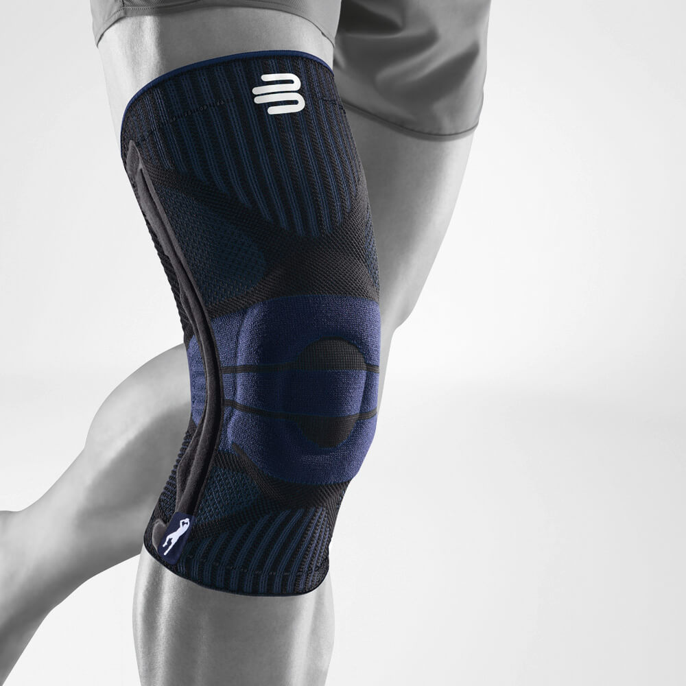 Komplettansicht der schwarzen Kniebandage für den Sport	 Dirk Nowitzki Edition	 am stilisierten grauen Bein