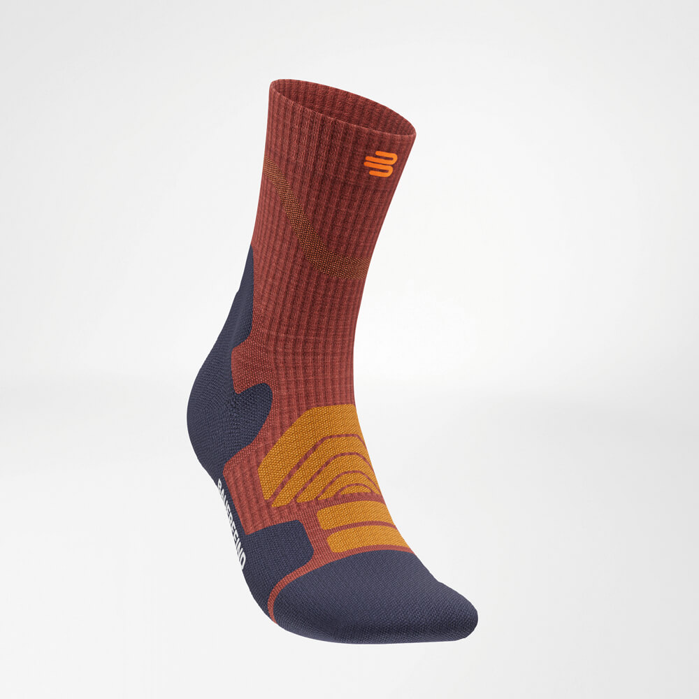 Schrägansicht der Merino Outdoor Socks, die das clevere Design und funktionale Highlights wie atmungsaktive Zonen und Verstärkungen betont. Ein Must-have für Outdoor-Enthusiasten.