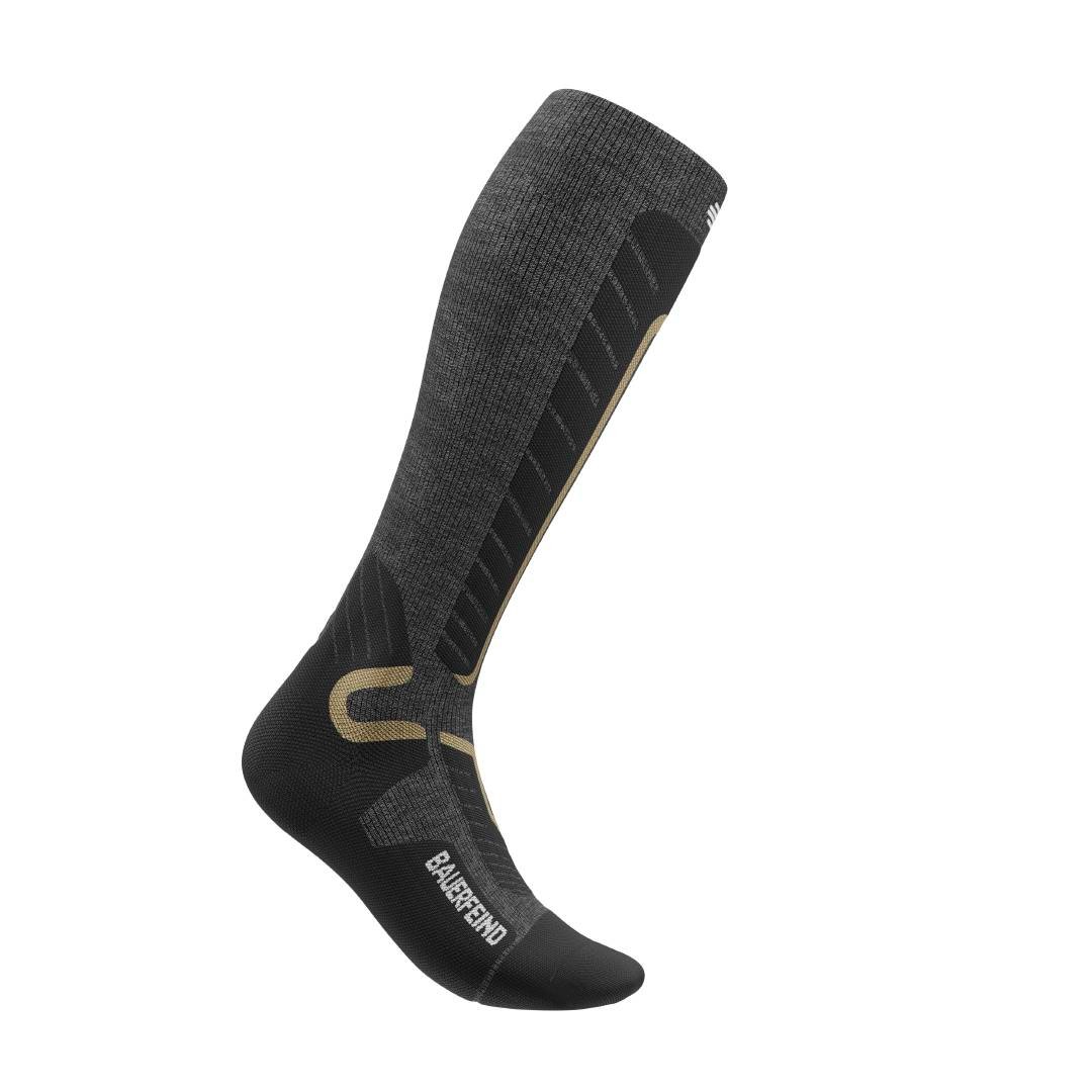 Graue Ski-Socken vor weißem Hintergrund