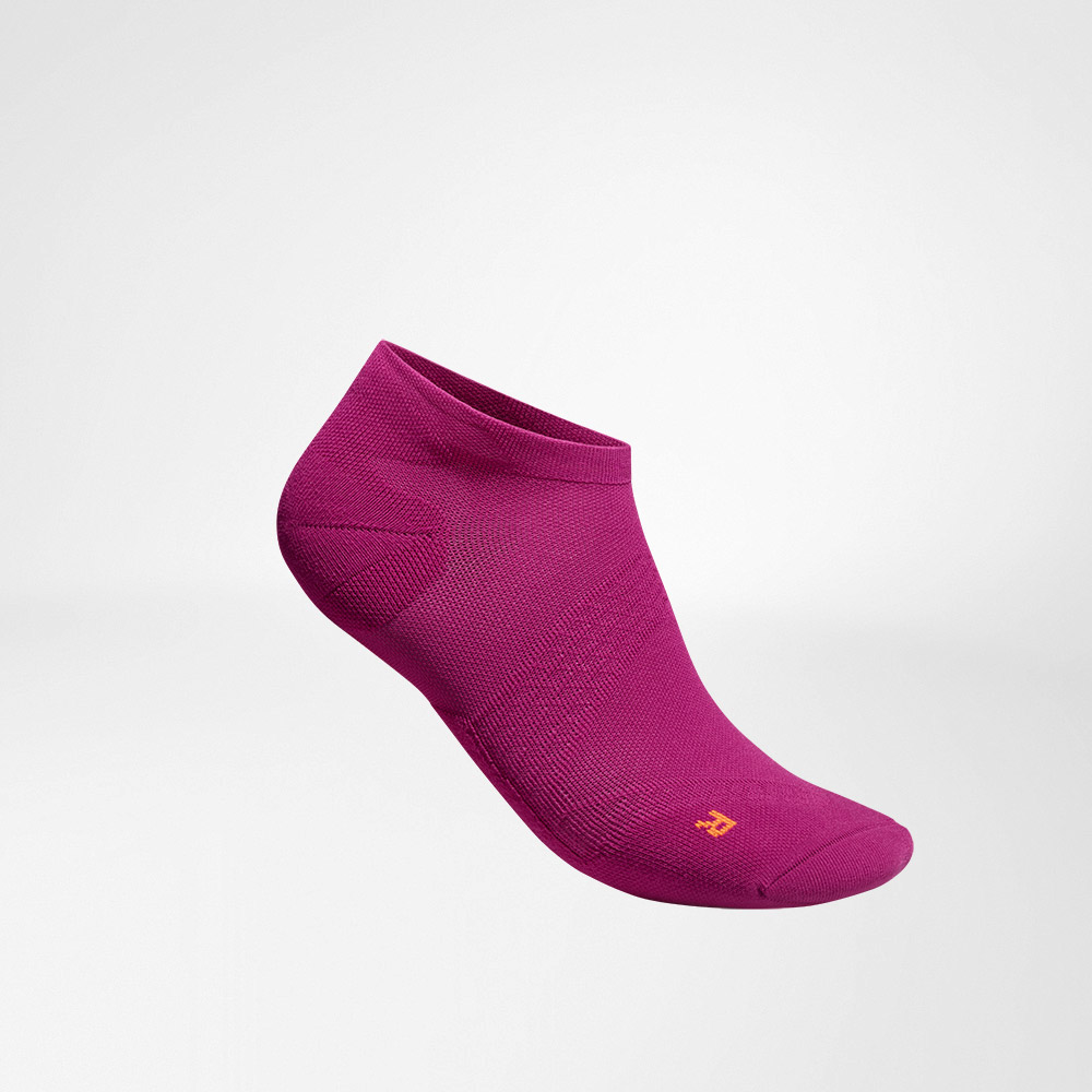 Kurze Sportsocken ultraleicht berry Seitenansicht Seitliche Komplettansicht der berryfarbenen kurzen leichten Laufsocke