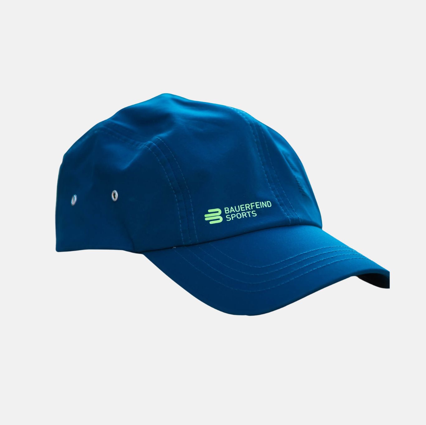 Blaue Bauerfeind Sports Cap mit grünem Logo auf hellem Hintergrund – sportlicher Schutz für sonnige Trainingstage.