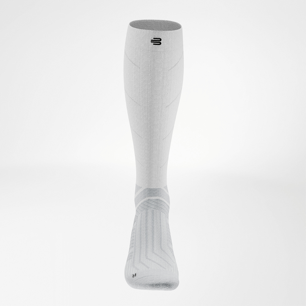 Frontalansicht der weißen Run Performance Socks Long mit symmetrischem Design und betonten Kompressionsbereichen.