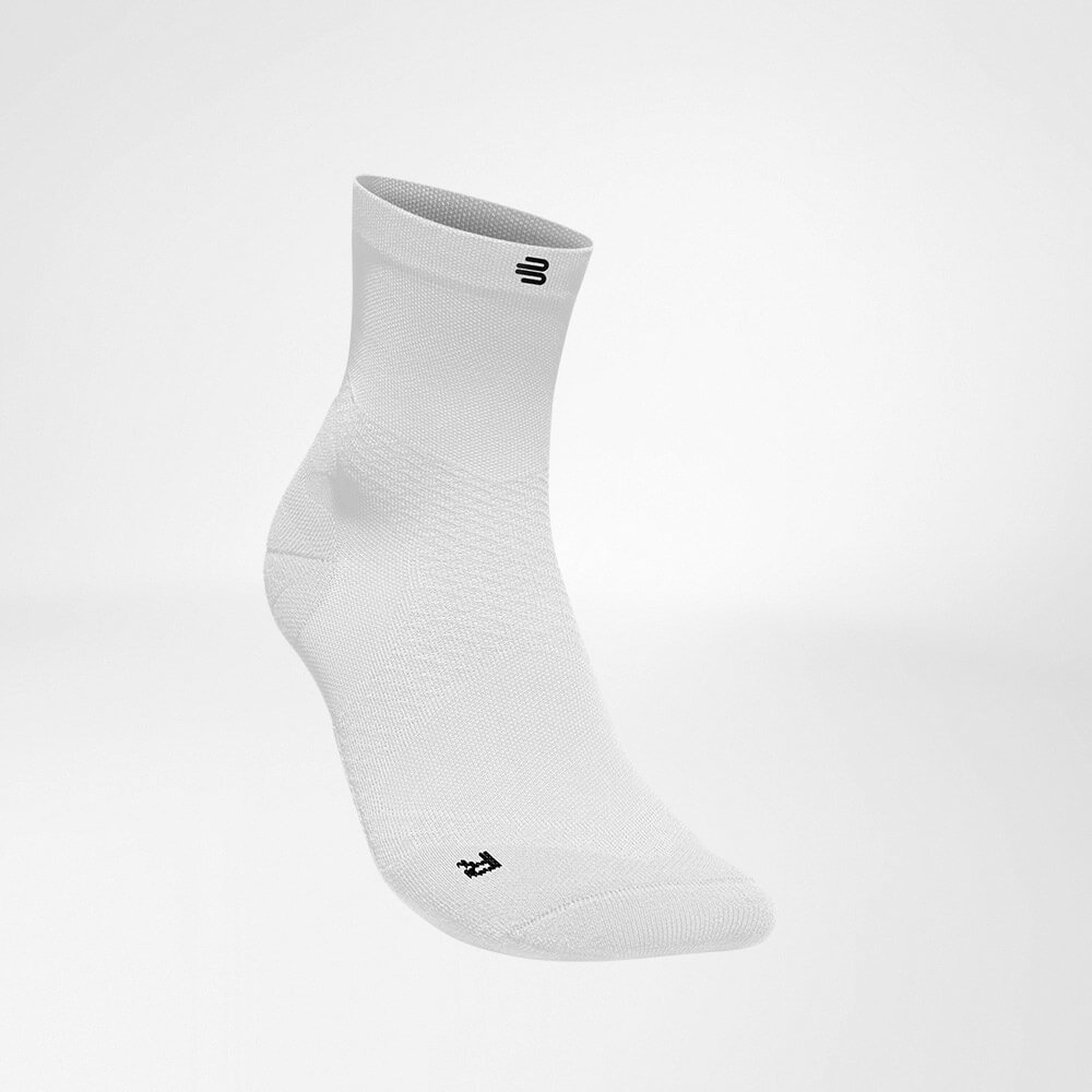 Mittellange Sportsocken ultraleicht weiß Vorderansicht schräg Seitliche Vorderansicht der weißen mittellangen luftig gestrickten Laufsocken