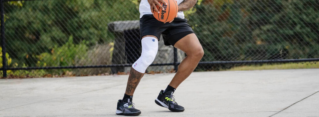Kniebandage NBA in Aktion Mehrere Basketballspieler auf dem Feld zwei spielen aktiv gezeigt wir die Sports Knee Support NBA