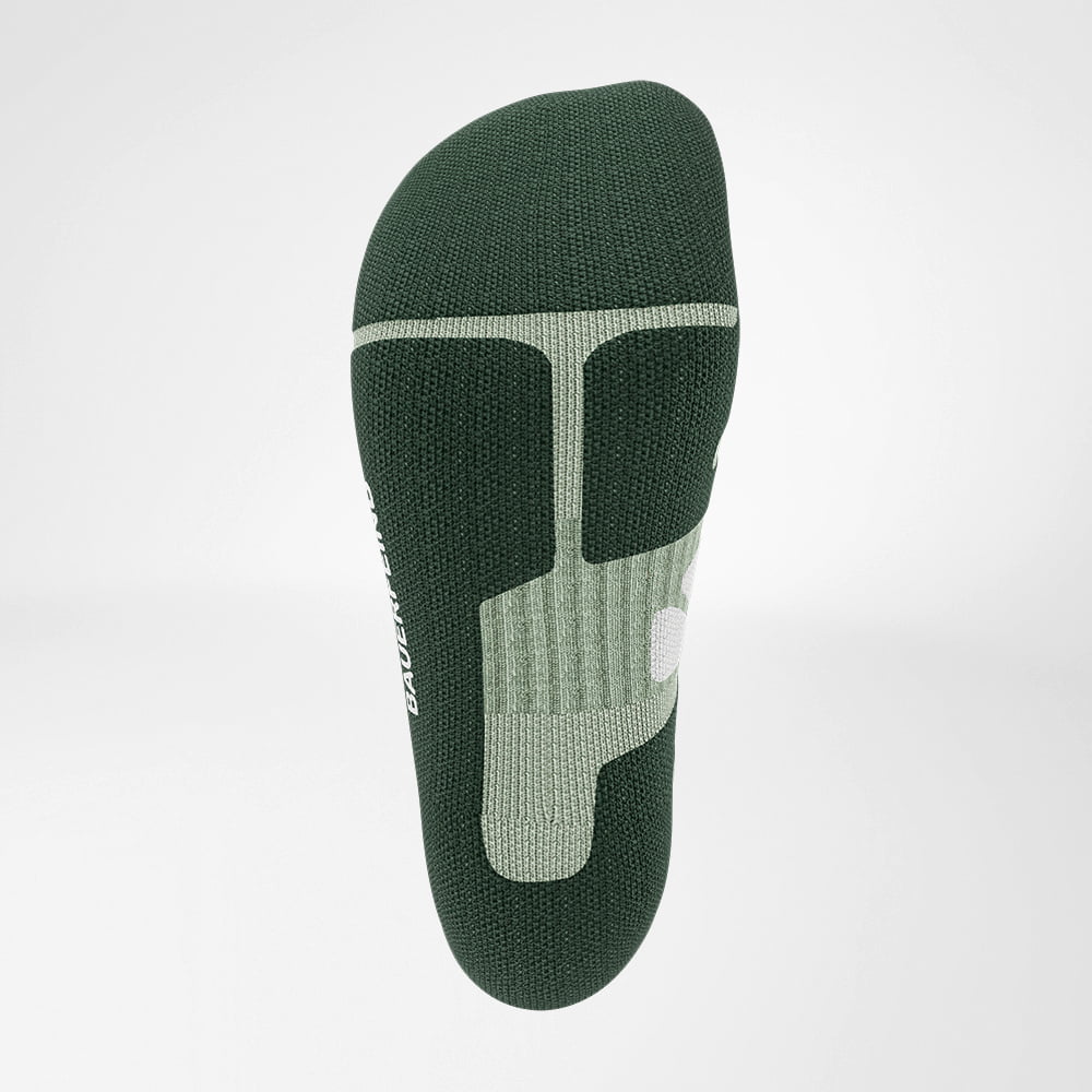 Unterseite einer Outdoor-Socke in Coral und Grau, die spezielle Polsterung und Haltbarkeit im Sohlenbereich zeigt.
