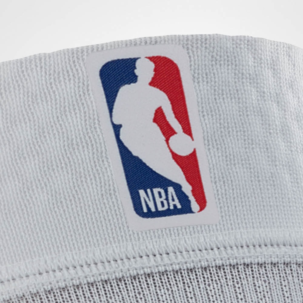 Fokus NBA Logo auf dem weißen Knee Sleeve NBA