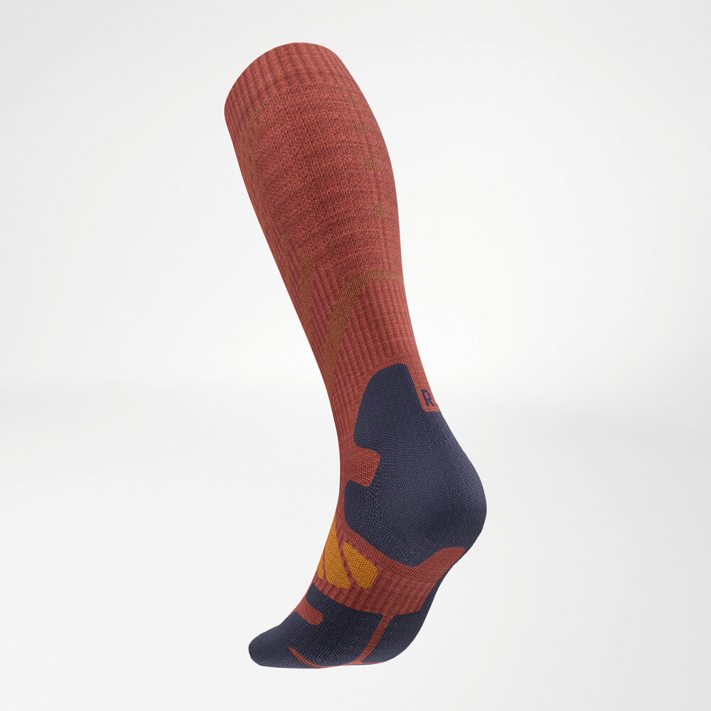 Die Bauerfeind Sports Merino Outdoor Socks in Granat in schräger Rückansicht von links, mit betonter Verstärkung im Fersen- und Schaftbereich.