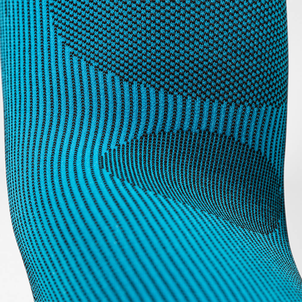 Detailansicht Ellenbogeninnenseite mit Gestrickverlauf des Kompressions-Sleeves für den Arm