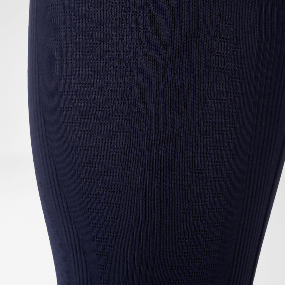 Kompressionshose mit 3D-Power-Dots und gezielter Kompression. Nahaufnahme einer Kompressionshose mit 3D-Power-Dots und gezielter Kompressionstechnologie.