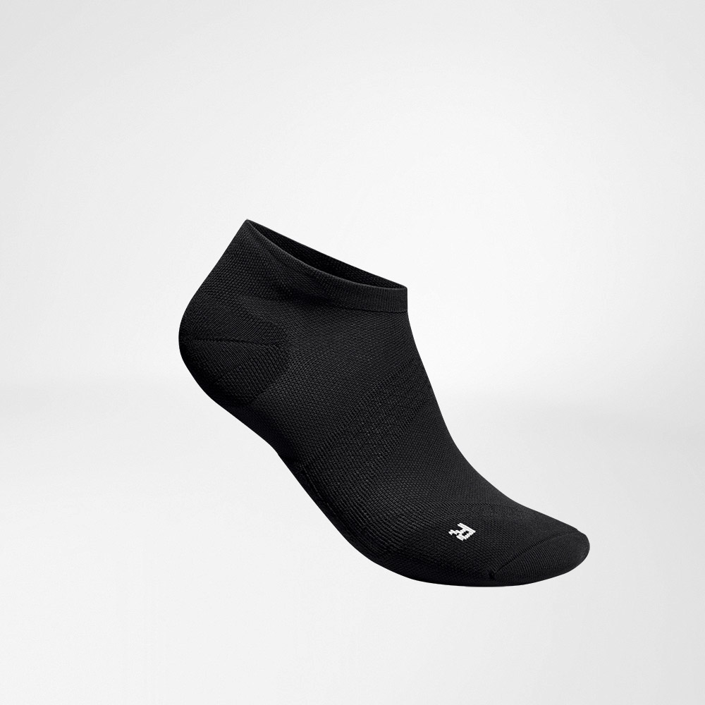 Kurze Sportsocken ultraleicht schwarz Seitenansicht Seitliche Komplettansicht der schwarzen kurzen leichten Laufsocke